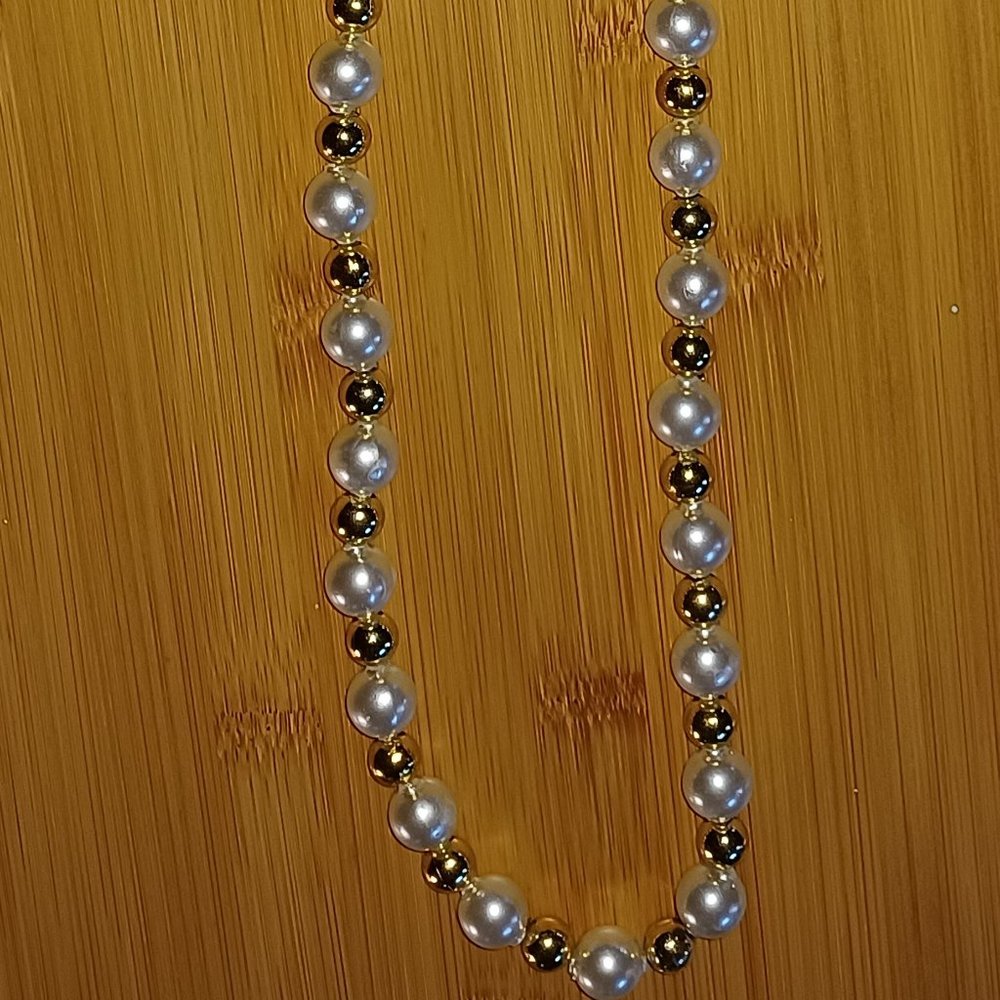 White/gold colored beaded necklace